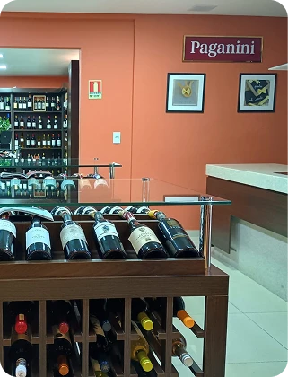 Prateleiras de produtos no showroom